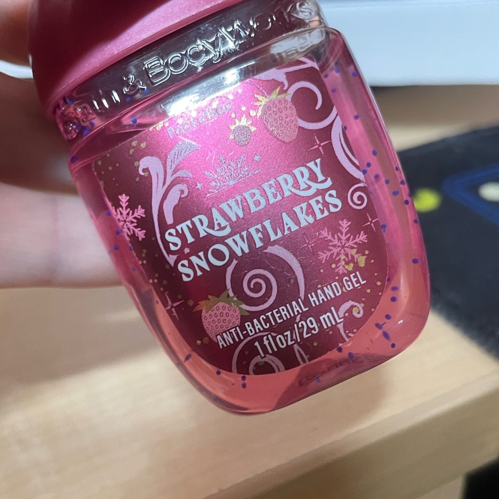 Bath & Body Works Strawberry Snowflakes PocketBac Hand Sanitizer - Picture 3 of 4